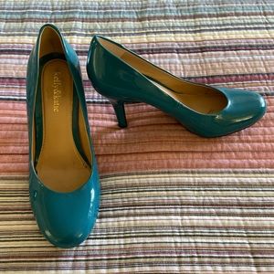 Turquoise blue size 8 high heel pumps.